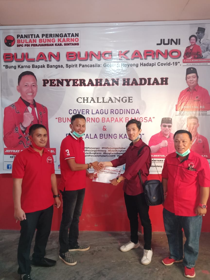 effray Edward Serahkan Hadiah ke Pemenang Lomba Bulan Bung Karno