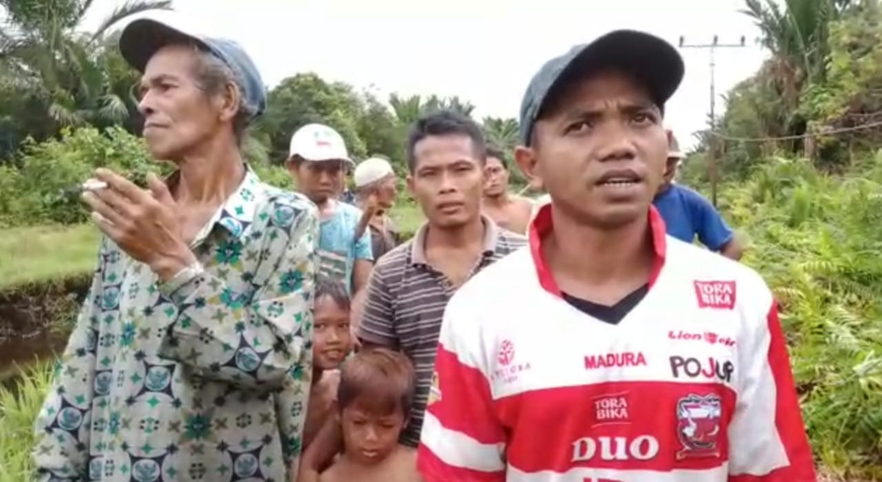 Ganggu Jaringan Listrik, PLN ajak Warga Dusun Turba Gotong Royong Bersihkan Semak Belukar