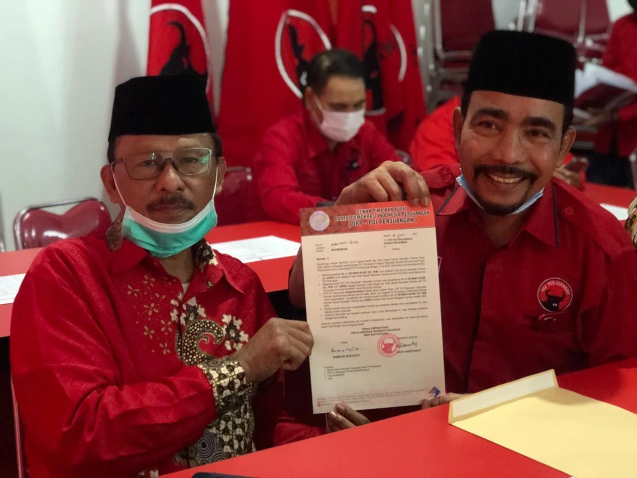 Pasangan Helman Fachri dan Darso sebagai pasangan calon bupati dan wakil bupati Sambas untuk Pilkada 2020 saat terima surat rekomendasi dari PDIP di Kantor DPD PDI Perjuangan Kalbar, Jalan Arteri Supadio Sungai Raya, Kabupaten Kubu Raya, Jumat (17/7/2020). 