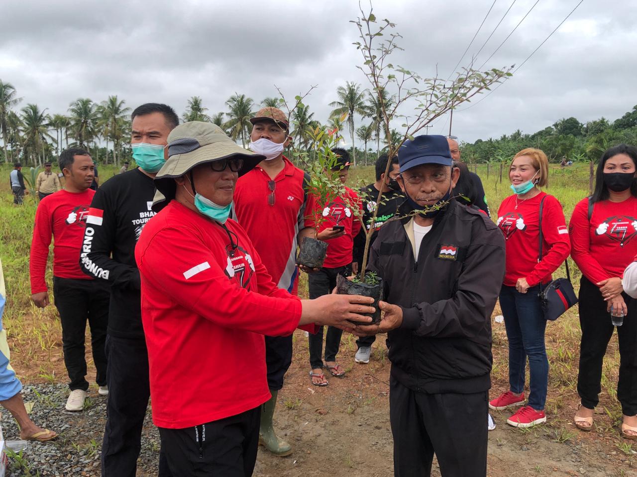 Tiga Pilar PDI Perjuangan Kabupaten Kubu Raya, Bersama Sahabat Alam Community (SAC), pengurus Yayasan Darunnajah dan warga Sungai Raya Dalam, mengadakan bakti sosial dengan menata lahan wakaf yang berlokasi di Parit Rintis, Desa Punggur Kecil, Kecamatan Sungai Kakap