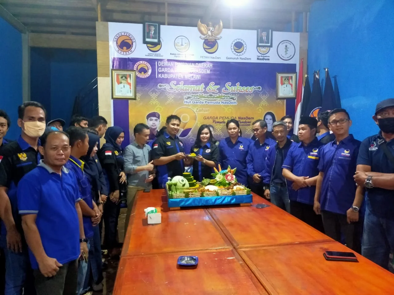 HUT ke-9 Garda Pemuda Nasdem (GPND) Kalimantan Barat peringati dengan pemotongan tumpeng di sekretariat DPW Nasdem Kalbar, Sabtu (18/7/2020).