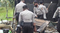 Polisi Bantu Warga Bersihkan Puing-puing Rumah yang Hancur