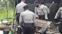 Polisi Bantu Warga Bersihkan Puing-puing Rumah yang Hancur