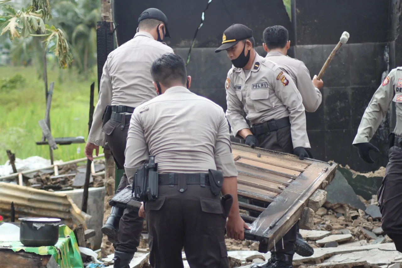 Polisi Bantu Warga Bersihkan Puing-puing Rumah yang Hancur