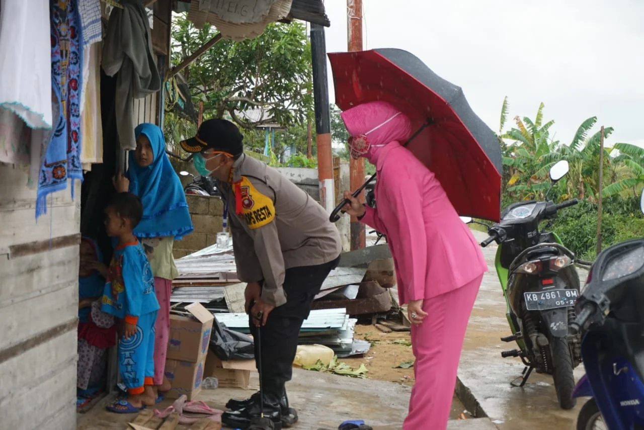 Polwan Polresta Pontianak Beri Hiburan dan Bingkisan Anak Korban Puting Beliung