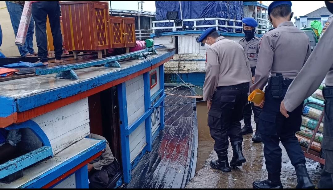 Dit Polairud Polda Kalbar Sosialisasi Pakai Masker di Pelabuhan Seng Hie