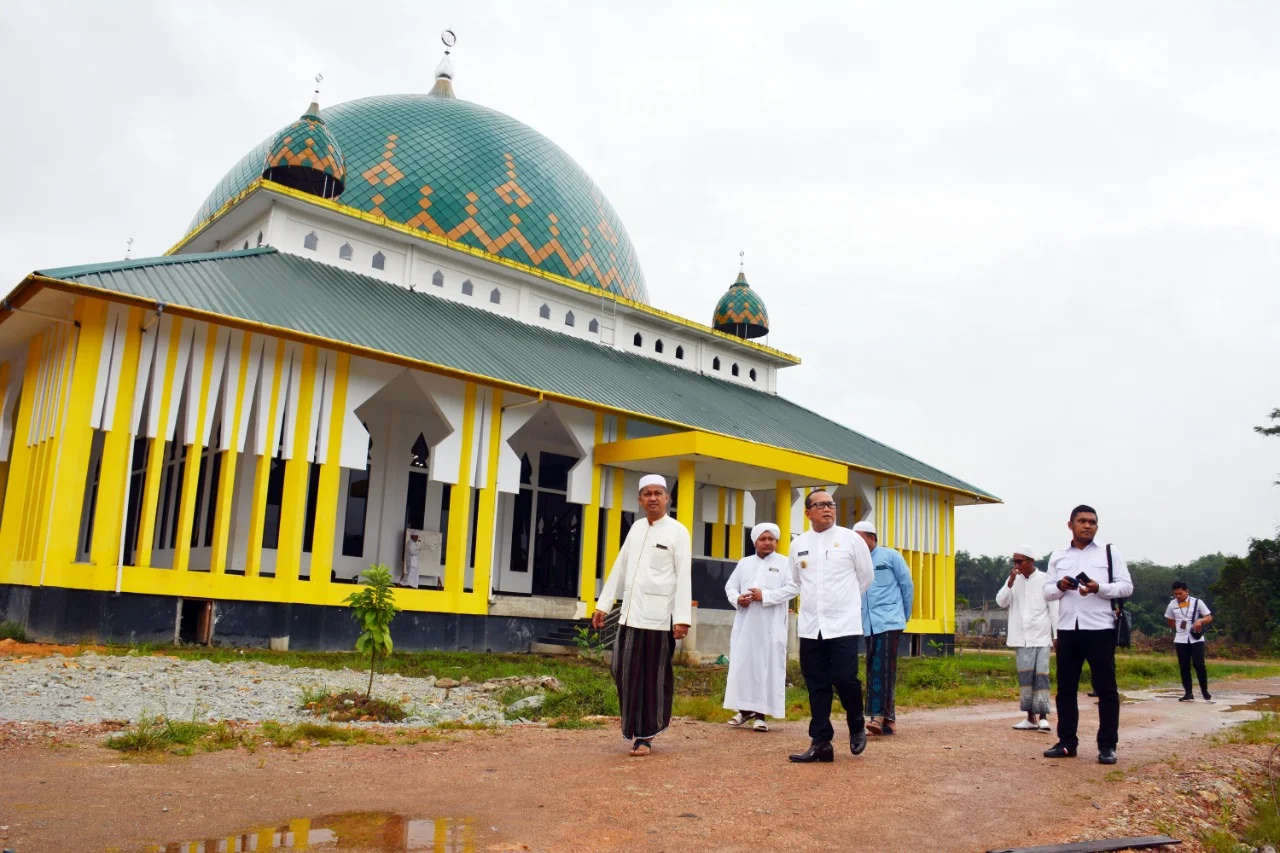 Sujiwo saat kunjungi Ponpes Al Faqihil Muqoddam, Desa Durian, Kecamatan Sungai Ambawang, Kamis (23/7/2020).