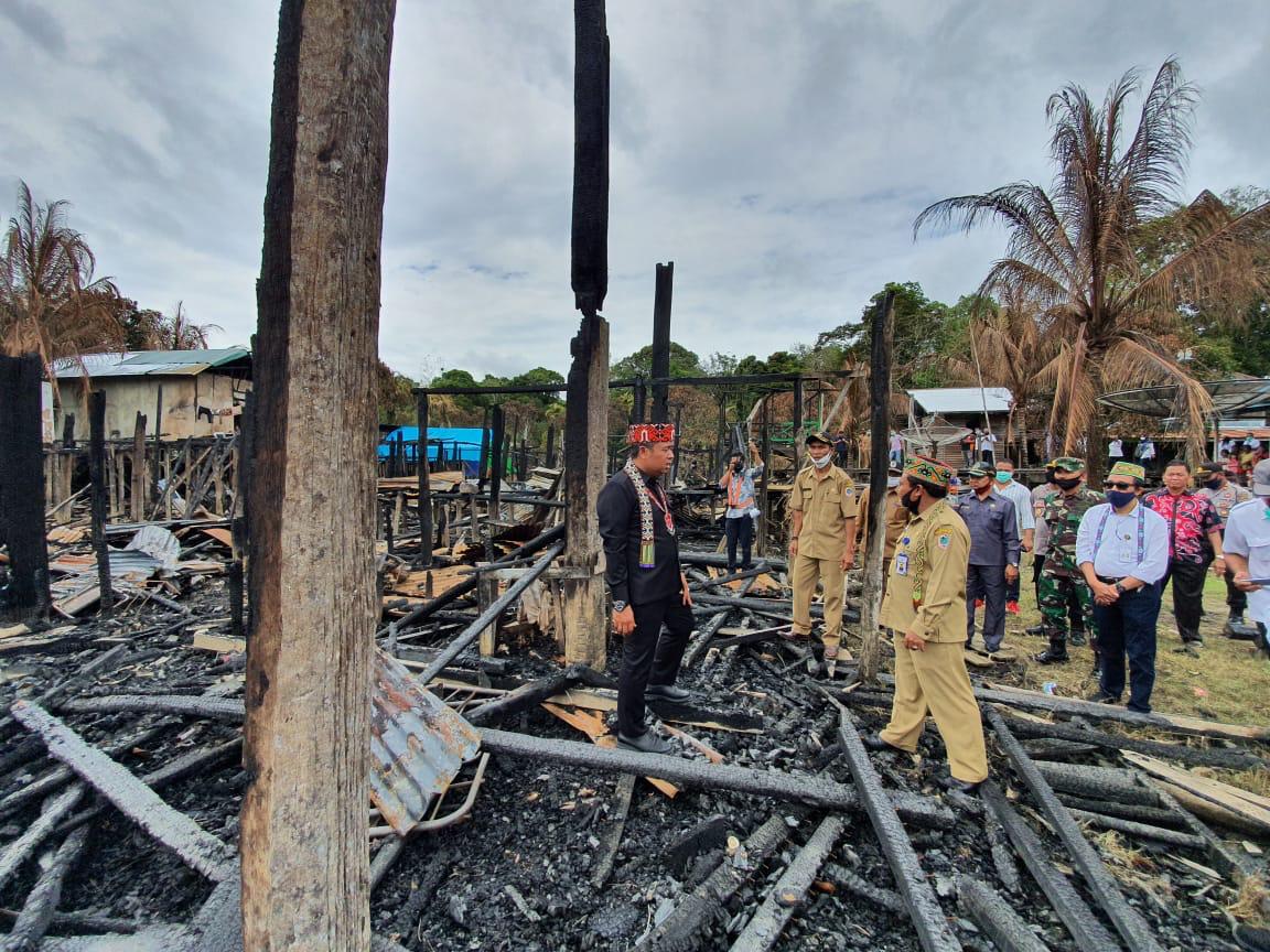 Ketua Komisi V DPR RI Lasarus ikut prihatin atas musibah kebakaran yang melanda Rumah Betang Sao Langke Dipanipan Bolong, Desa Nanga Nyabau, Kecamatan Putussibau Utara, Kabupaten Kapuas Hulu. Rasa prihatin itu disampaikan Lasarus saat meninjau langsung lokasi kebakaran pada Senin (27/7/2020) pagi.