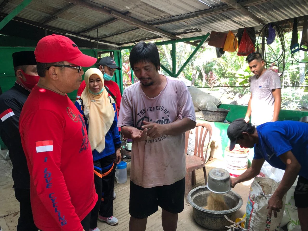 Wakil Bupati Kubu Raya Sujiwo mengunjungi pabrik pakan ikan mini yang berlokasi di Desa Jeruju Besar, Kecamatan Sungai Kakap