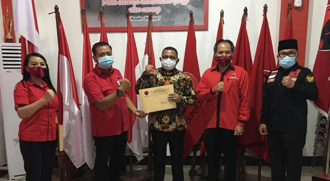 Pasangan Calon Bupati, Eryanto dan Wakil Bupati Ketapang Mateus Yudi, SE.M.Si saat terima mandat dari PDIP/ISTIMEWA