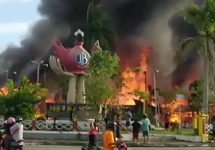 Kebakaran terjadi di pasar kawasan Tugu BI Sintang. Foto: Tangkap Layar