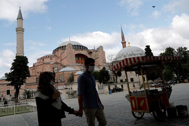 Orang-orang berjalan melewati Hagia Sophia, atau Ayasofya, situs Warisan Dunia UNESCO di Istanbul, Turki, 8 Juli 2020/Foto: Sindonews