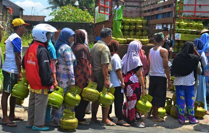 Warga mengantre untuk membeli LPG 3 Kg yang dibatasi hanya satu tabung LPG untuk satu pembeli yang membawa KTP sesuai identitas pembeli di SPBU Pontianak