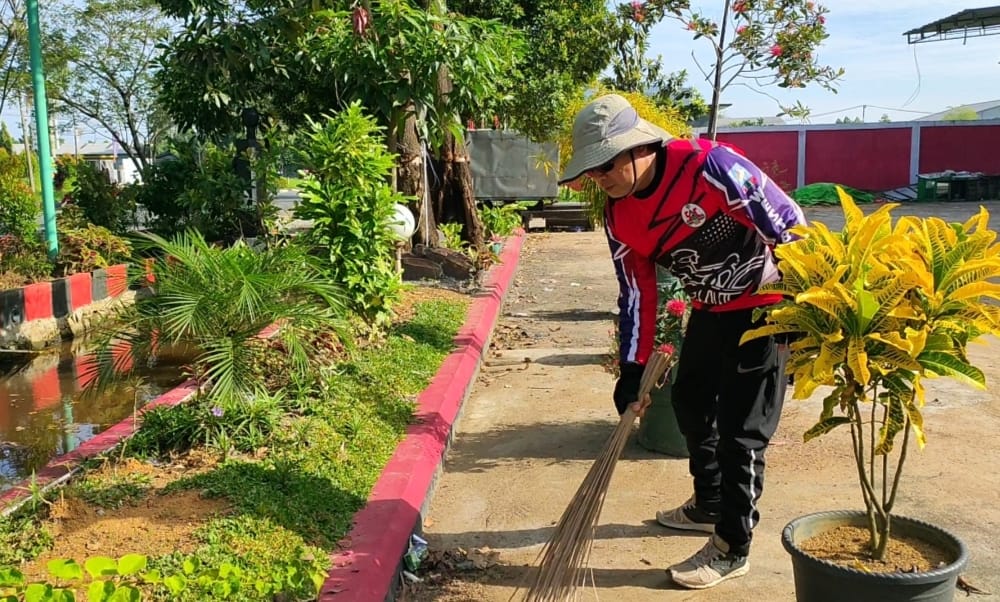 Libatkan Pesepeda, Sujiwo Kerja Bakti Bersihkan Lingkungan Kantor DPD PDIP Kalbar