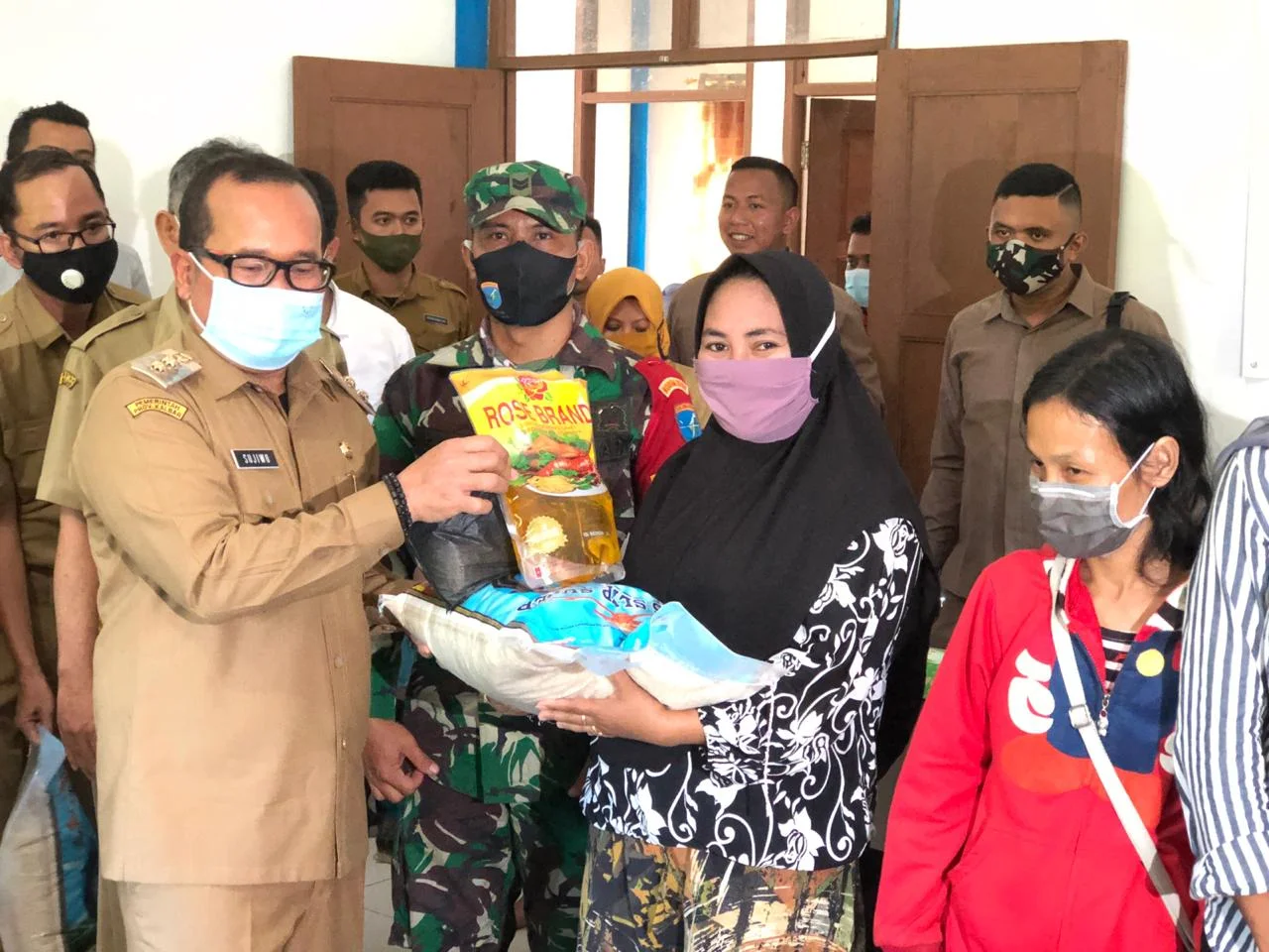 Wabup Sujiwo Salurkan Paket Bapokting kepada Masyarakat Terdampak Korona di Kuala Mandor B