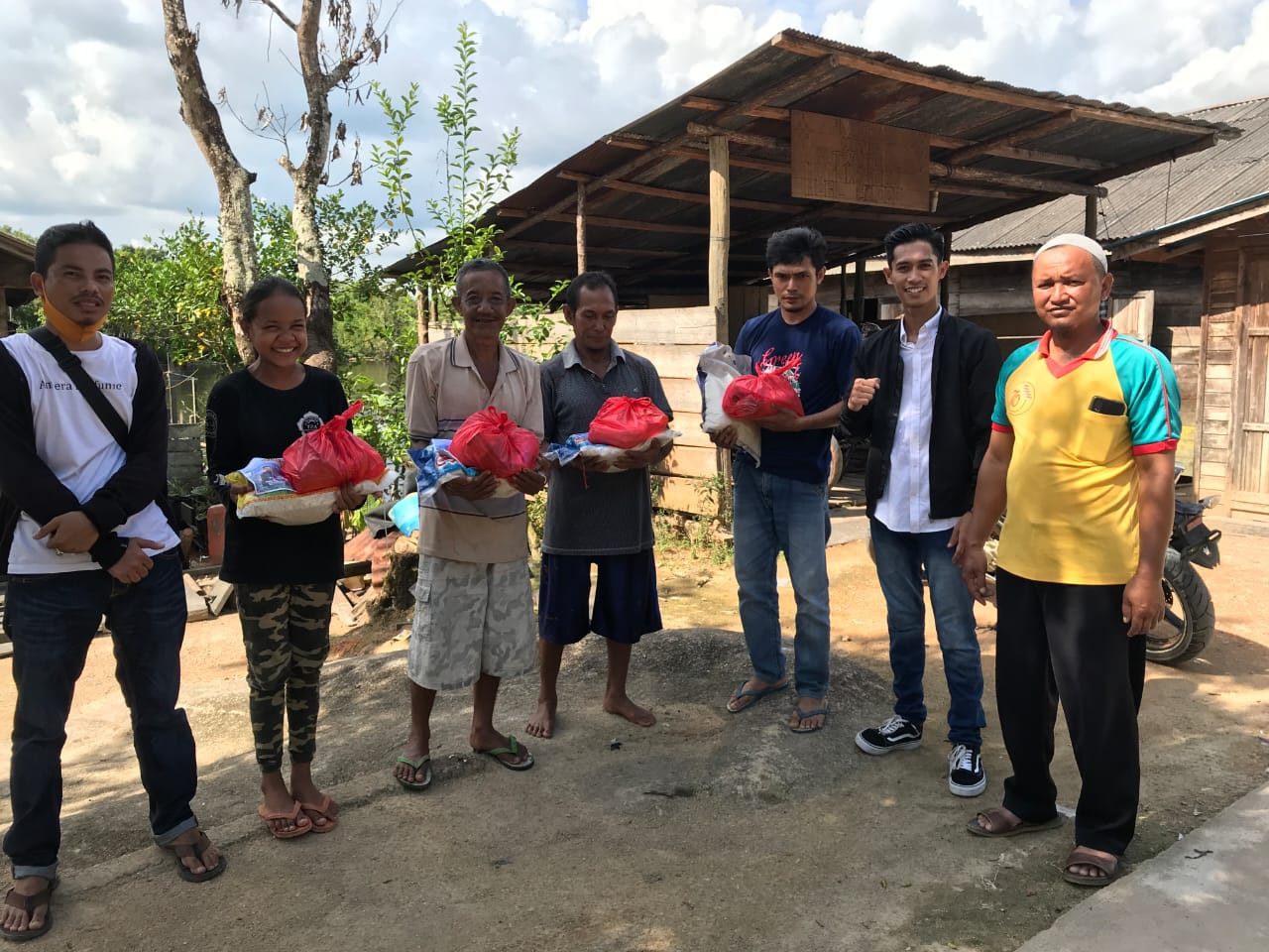 Milenial Peduli bagikan Sembako di Kecamatan Manis Mata