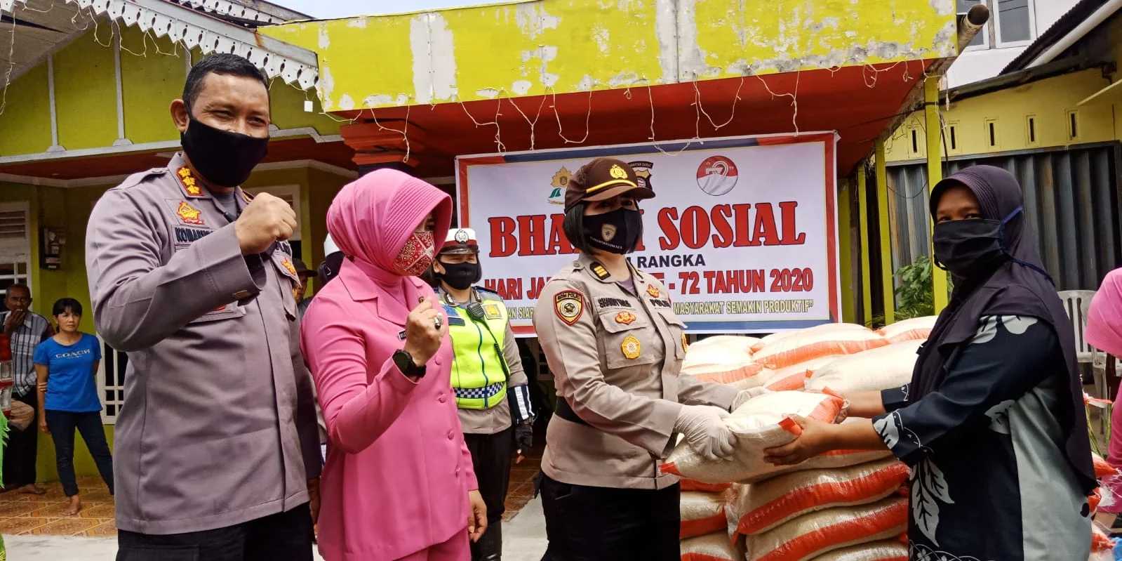 Polwan dan Bhayangkari Pontianak Kota Kunjungi Korban Angin Puting Beliung