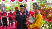 Momentum HUT ke-75 RI, DPD PDI-P Kalbar Bagikan Bantuan Bapokting ke Organisasi Adat