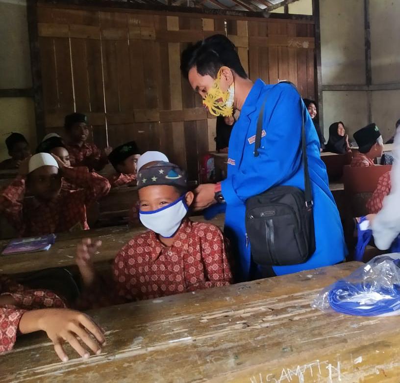 PMII Mempawah Bagikan Masker Gratis di Ponpes Miftahul Ulum Antibar