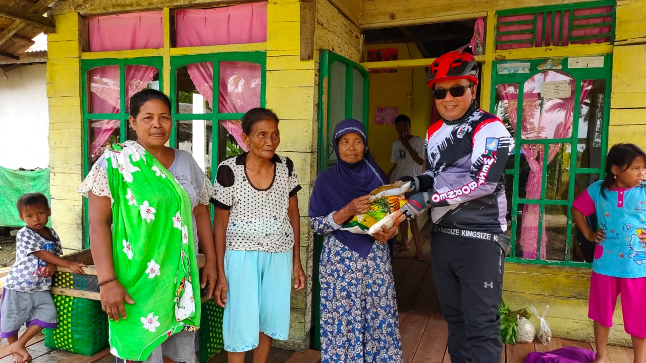 Bendahara PDIP Kalbar Bersepeda Sambil Bagikan Bapokting