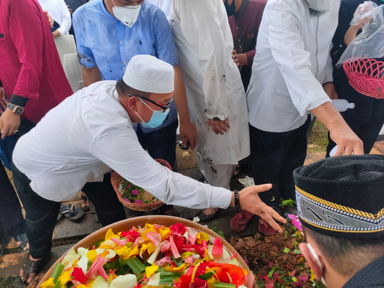 Bendahara PDIP Kalbar Antar Jenazah Almarhumah Istri Mantan Bupati Kubu Raya ke Tempat Peristirahatan Terakhir