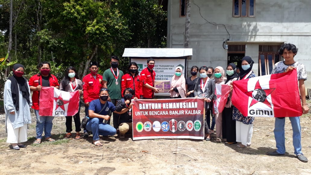 Foto saat menyerahkan bantuan Pondok Pesantren Nahdhatul Wathan desa Tanjung Tengah (KKLK) Kabupaten Melawi/ISTIMEWA