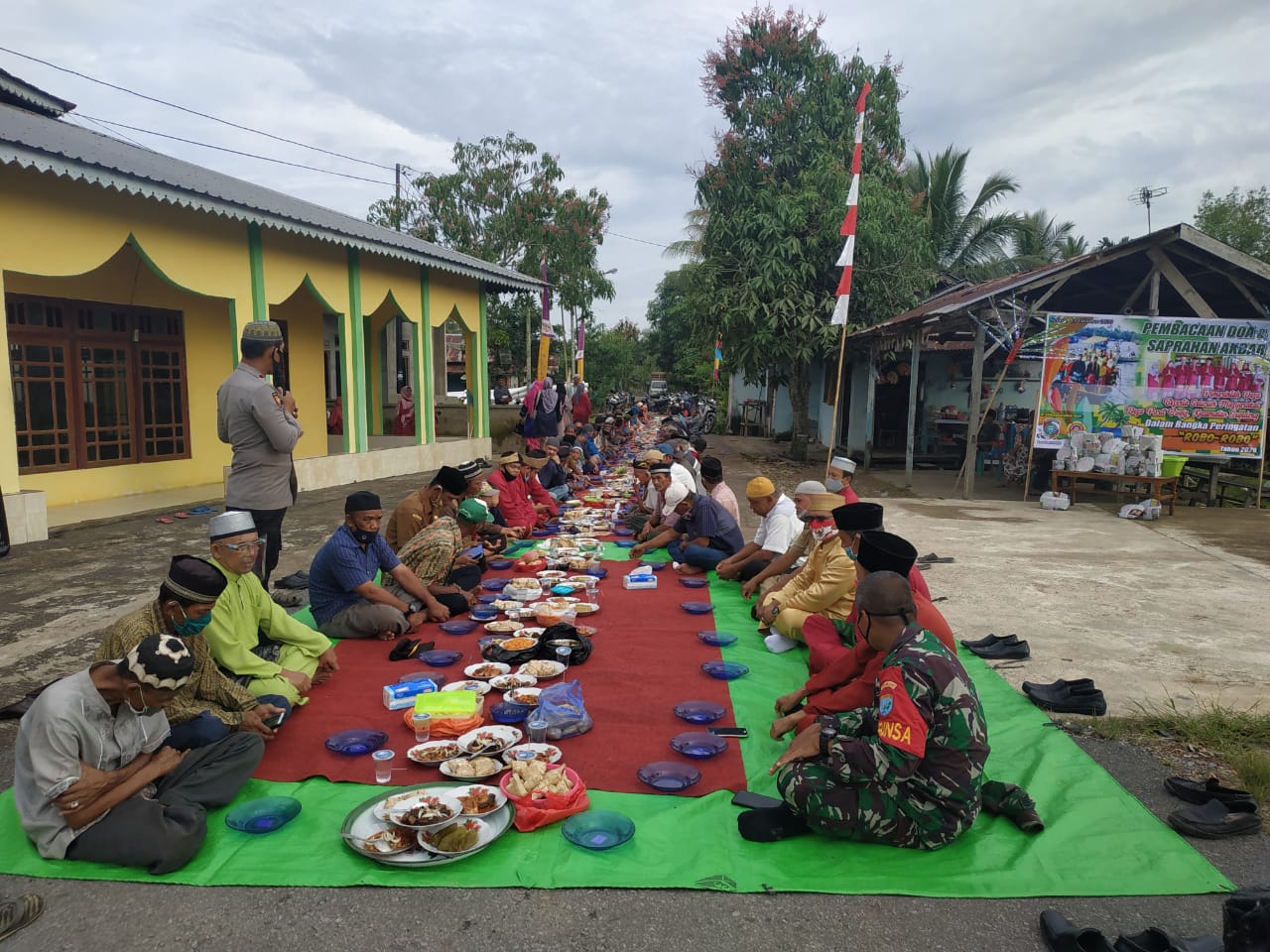 Warga Desa Parit Bugis Gelar Robo - Robo Dengan Makan Saprahan dan Doa Bersama/ISTIMEWA