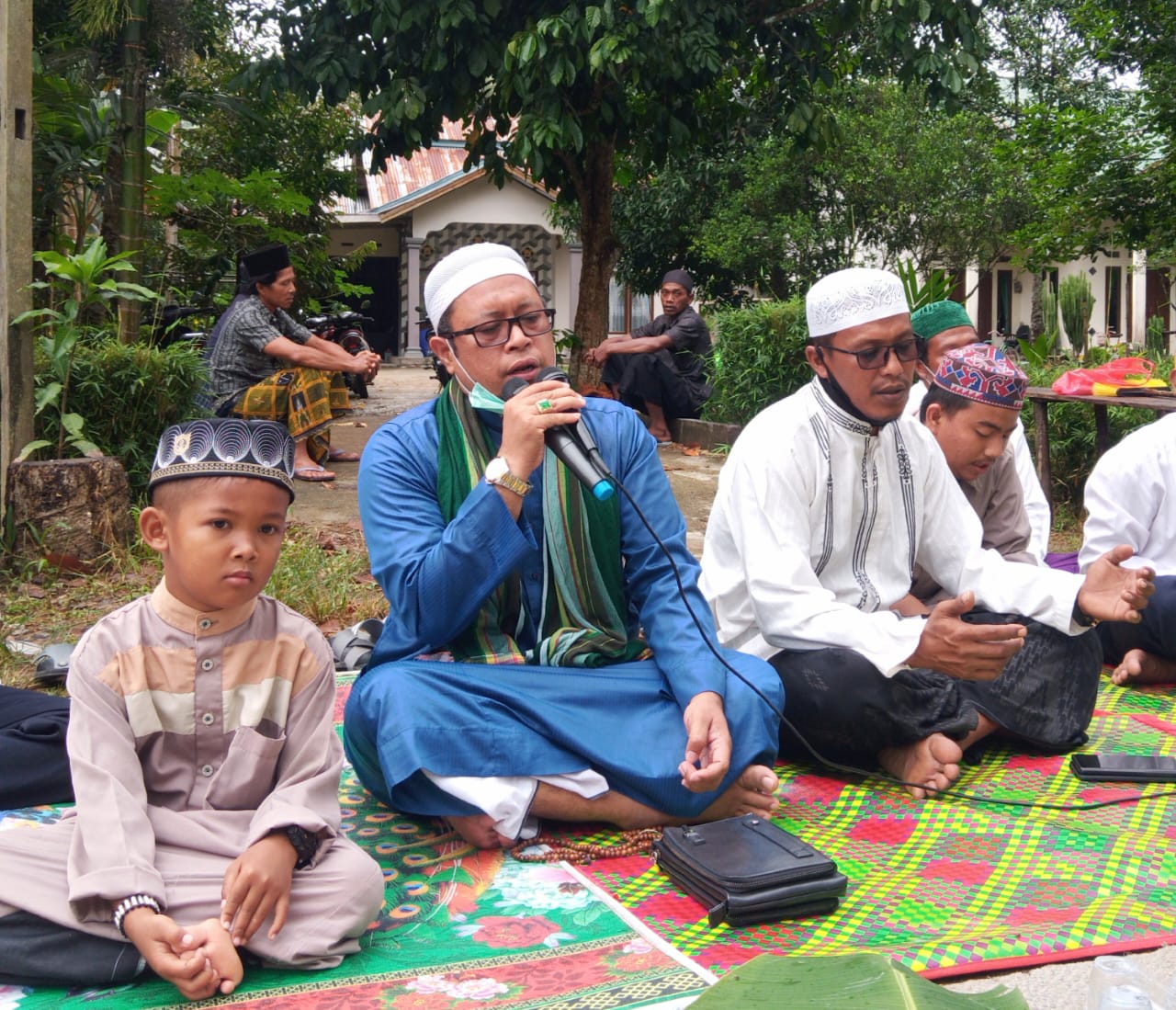 KH.Zamroni Hasan saat menghadiri acara robo-robo di Sungai Adong Desa Kuala Dua Kecamatan Sungai Raya Kabupaten Kubu Raya, Rabu 14 Oktober 2020