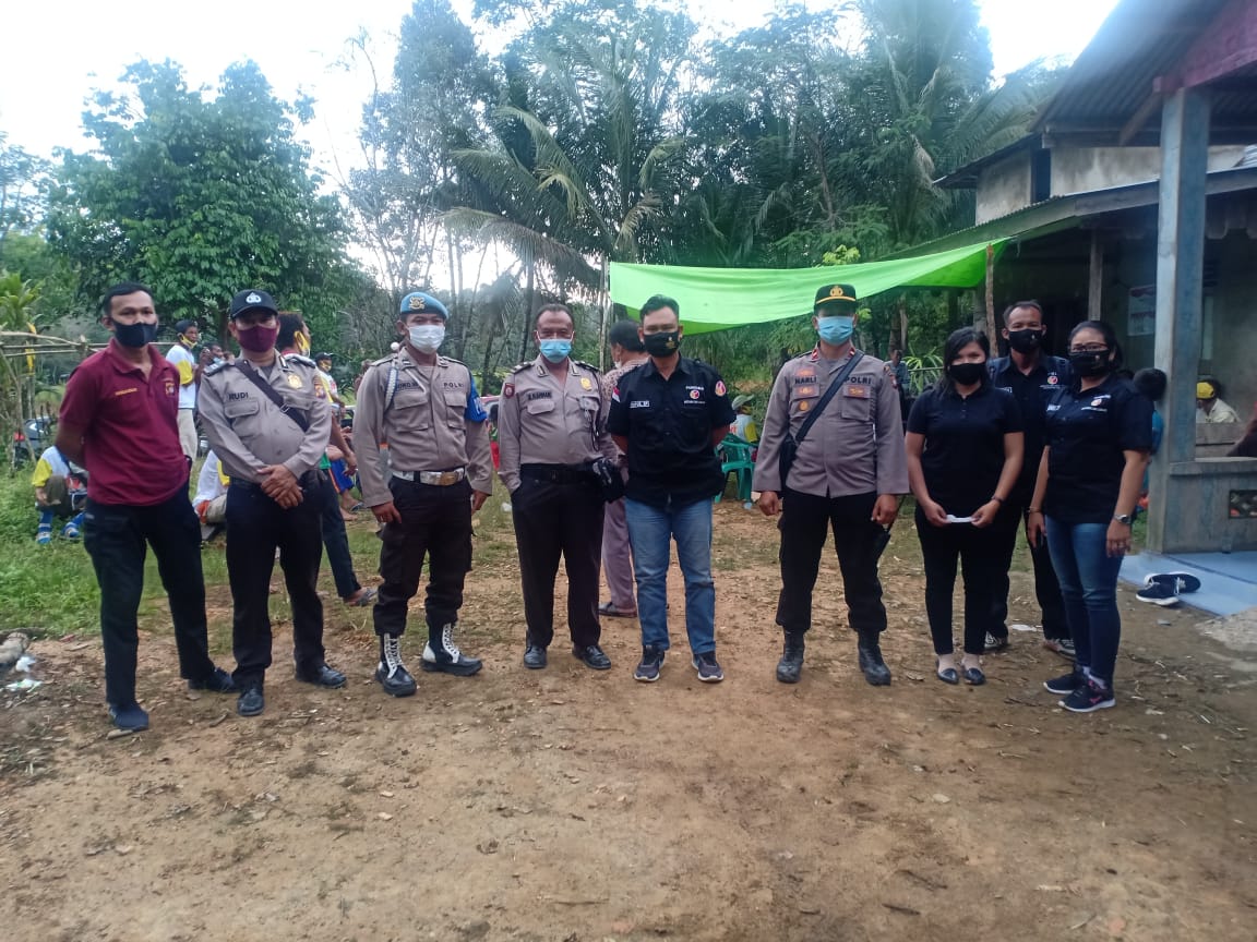 Kapolsek Lumar Polres Bengkayang IPDA Sunarli,S Sos,M.H memimpin langsung pengamanan giat pelaksanaan kampanye Pemilihan Bupati dan Wakil Bupati Kabupaten Bengkayang di wilayah hukumnya, Kamis 22 Oktober 2020.