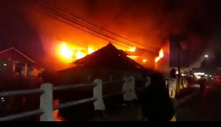 Ruko di Pasar Sungai Pinyuh, Mempawah terbakar ludes, Sabtu (10/10/2020) malam.