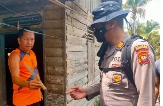 Seorang warga memperlihatkan pisau yang digunakan untuk membacok korban di Dusun Pelita, Desa Mekar Sari, Kecamatan Sungai Raya, Kubu Raya, Senin (19/10/2020).