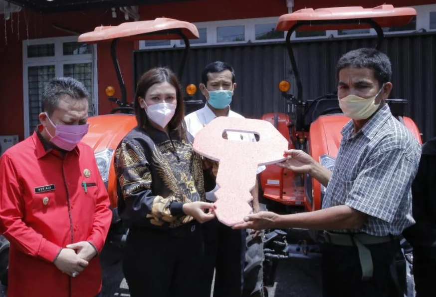 Ditemani Ketua DPC PDI Perjuangan Kabupaten Landak, Herculanus Heriadi tampak Maria Lestari menyerahkan secara simbolis di Kantor Dinas Pertanian Kabupaten Landak