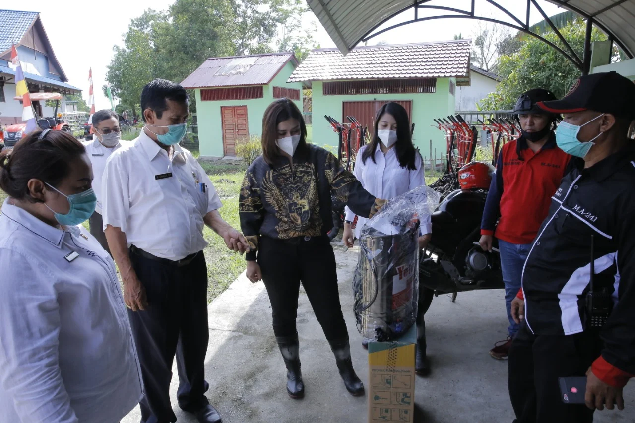 Maria Lestari meninjau ratusan alat mesin pertanian (alsintan) di Kantor Dinas Pertanian, Perikanan dan Ketahanan Pangan Kabupaten Landak, 20 Oktober 2020 yang lalu/IST