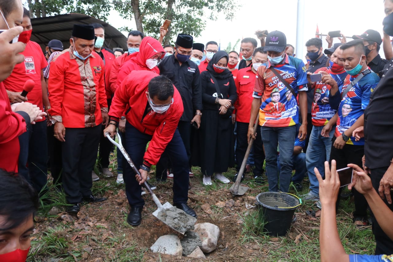 Lasarus Letakkan Batu Pertama Pembangunan Kantor DPC PDI-P Bengkayang