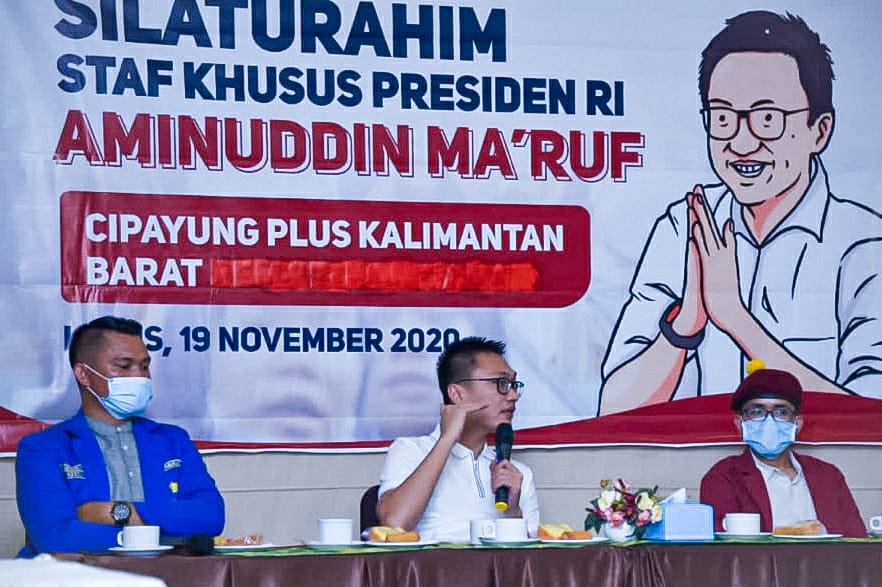 Tampak Staf khusus (Stafsus) Presiden Joko Widodo, Aminuddin Ma'ruf ngobrol bareng Organisasi Ekstra Kampus Cipayung Plus di Kalimantan Barat (Kalbar), Kamis 19 November 2020 malam