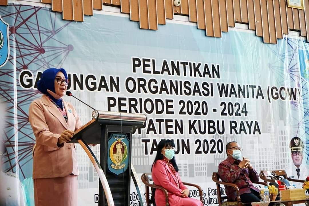 Wakil Bupati Kubu Raya Sujiwo melantik Kepengurusan Gabungan Organisasi Wanita (GOW) Kabupaten Kubu Raya masa bakti 2020-2024 di Ruang Praja Utama Kantor Bupati Kubu Raya, Jumat 20 November 2020.