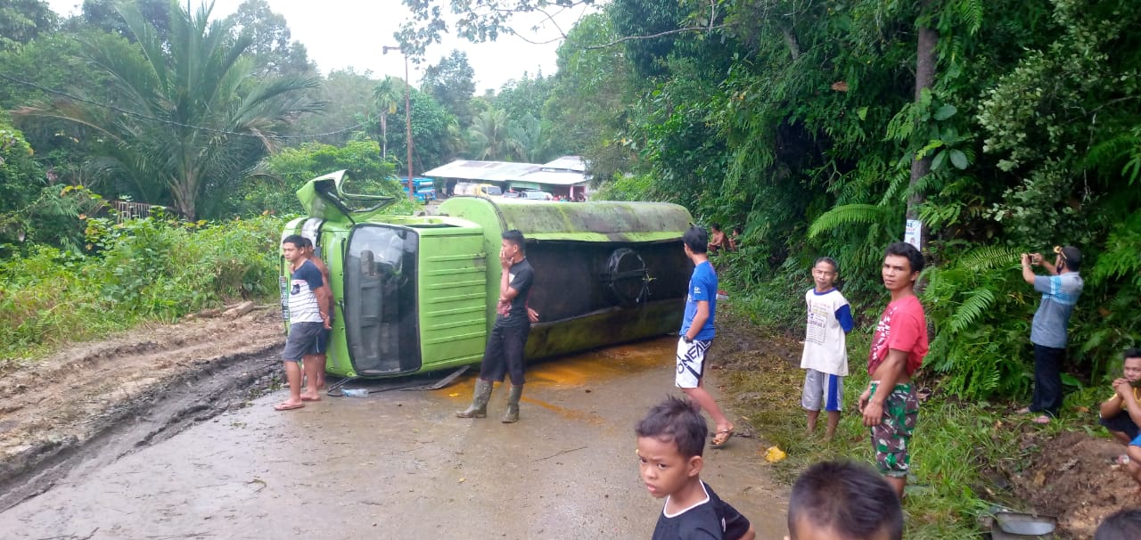 Sebuah mobil tangki bermuatan Crude Palm Oil (CPO) atau minyak kelapa sawit, mengalami laka lantas tunggal dan terguling melintang ditanjakan Dusun Sekiyak, Kecamatan Lumar, Kabupaten Bengakayang, Sabtu (20/11/2020)