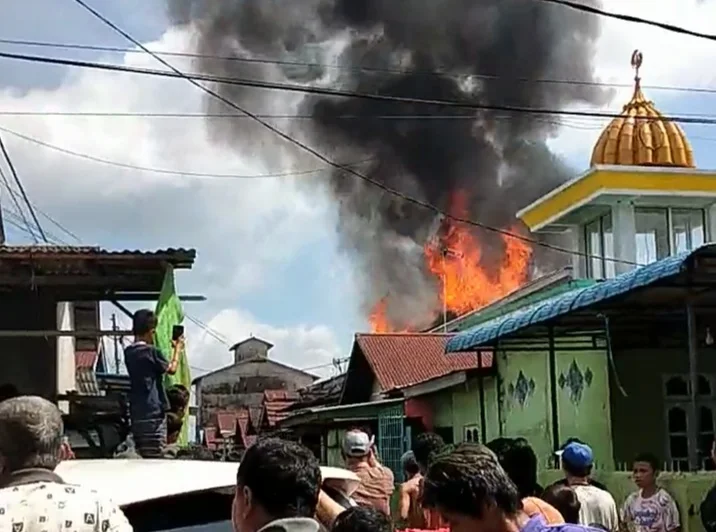 Kebakaran di Gang Kayu Manis Jeruju di kawasan pemukiman padat penduduk pada Selasa 3 November 2020 pagi sekitar pukul 09.45 WIB.
