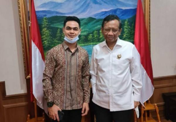 Tampak Rinto Andika saat bersama Menkopolhulkam, Mahfud MD