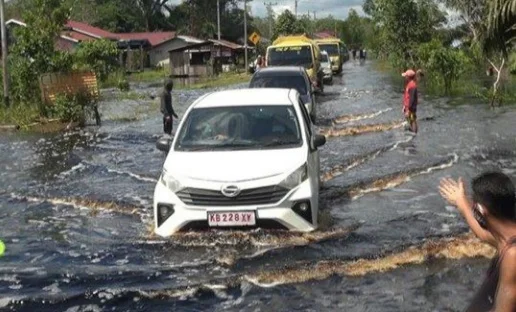 Hujan Akibatkan Banjir di Jalan Jalan Trans Kalimantan sejauh 3 Kilometer