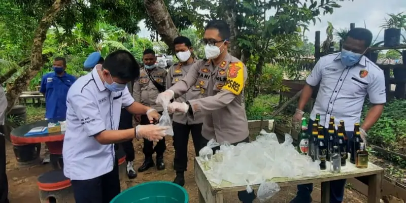 Kapolres Kubu Raya AKBP Yani Permana beserta jajaran memusnahkan minuman keras (miras), Rabu 30 Desember 2020. FOTO/Fahad.