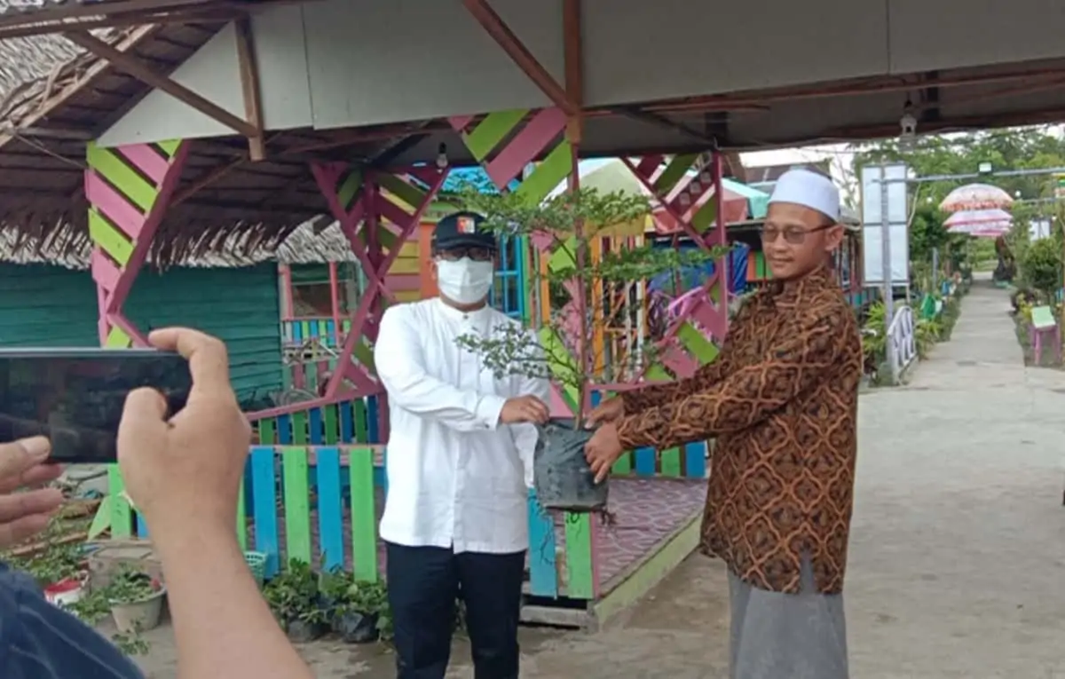 Sujiwo menyerahkan tanaman dan sejumlah hewan kepada Pesantren Darul Fikri Jalan Sungai Belidak, Desa Sungai Belidak, Kecamatan Sungai Kakap, Kabupaten Kubu Raya, Kamis 31 Desember 2020.