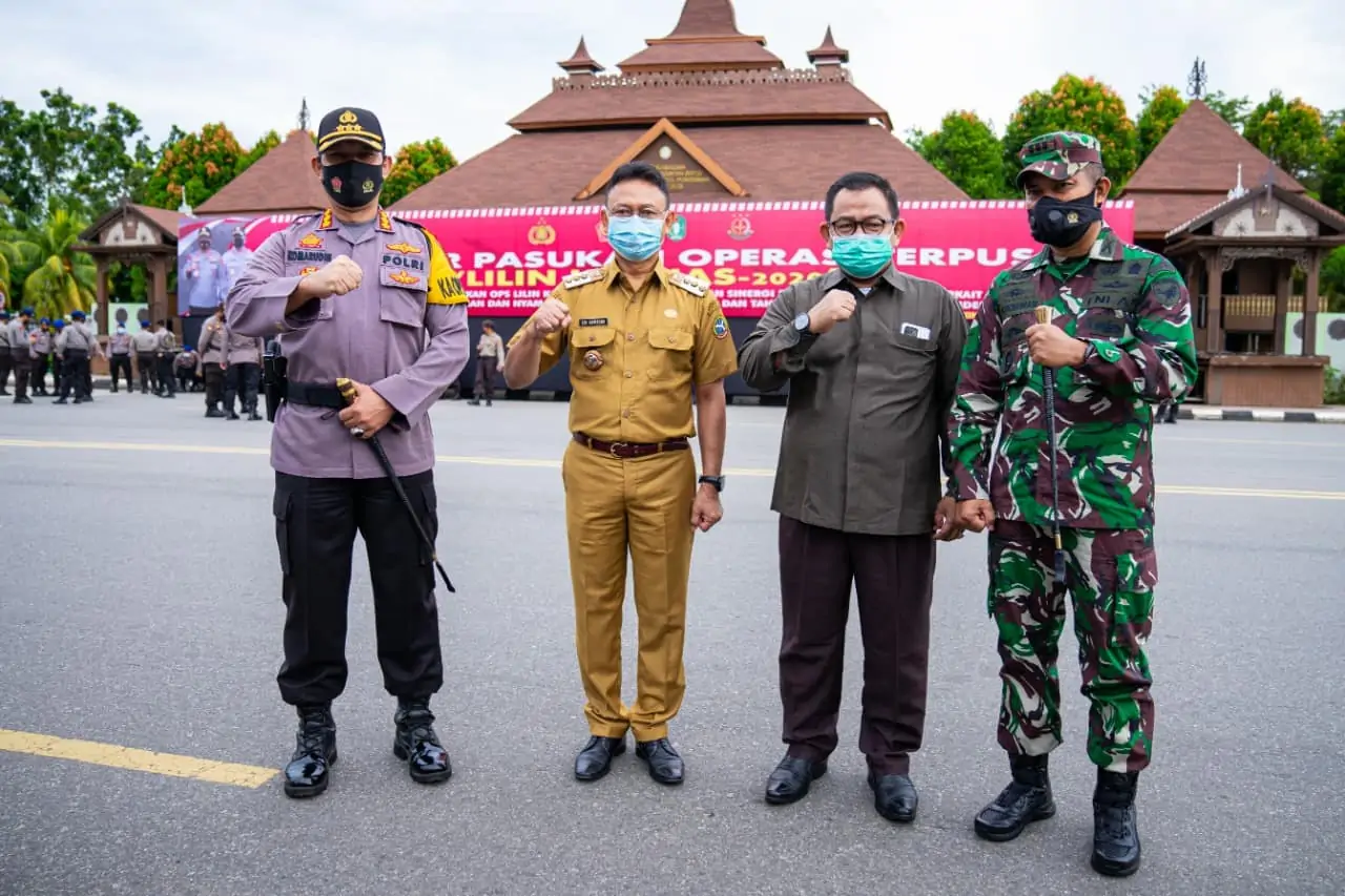 Apel Gelar Pasukan Operasi Terpusat Lilin Kapuas Tahun 2020 di depan Kantor Wali Kota Pontianak, Senin 12 Desember 2020.