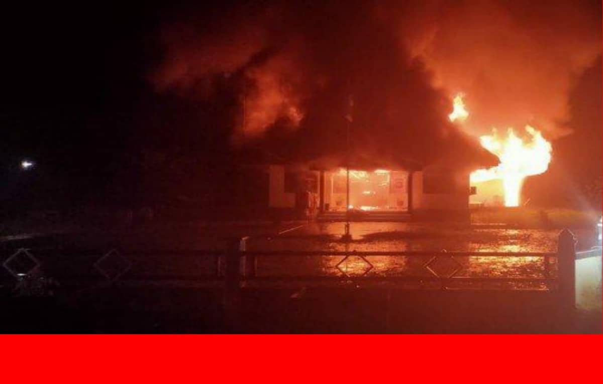 Terbakar Kantor Polsek Terentang Kabupaten Kubu Raya