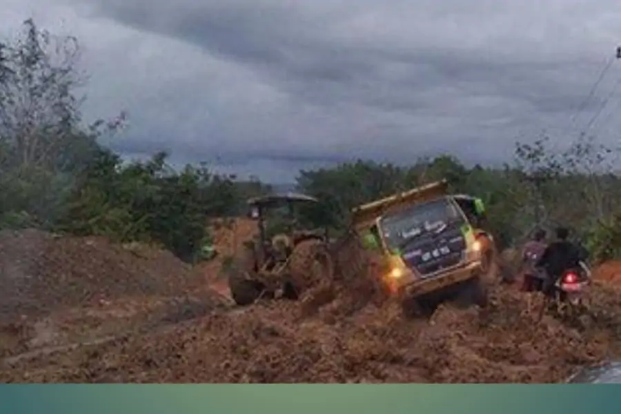 Kondisi akses jalan menuju Senaning, Kecamatan Ketungau Hulu ( daerah perbatasan Sintang-Malaysia).