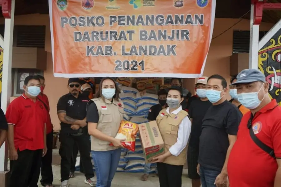 Badan Penanggulangan Bencana (Baguna) PDI Perjuangan Kalimantan Barat turun langsung untuk memantau perkembangan sekaligus menyalurkan bantuan kepada korban Banjir di Landak