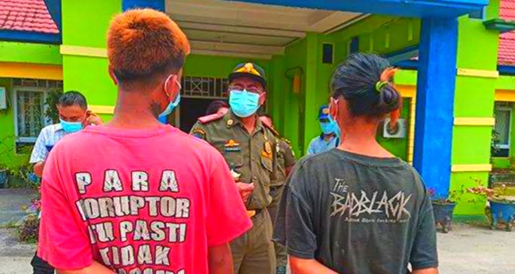 Petugas Satpol PP Kota Singkawang dapati tiga pasangan anak-anak punk yang sedang kumpul kebo, di salah satu bangunan kosong dekat lokasi Taman Burung pada Selasa 26 Januari 2021.