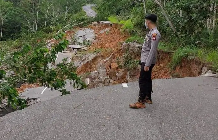 Jalan Pararel Negara Rusak Berat Akibat Longsor, Polsek Siding Cek Lokasi