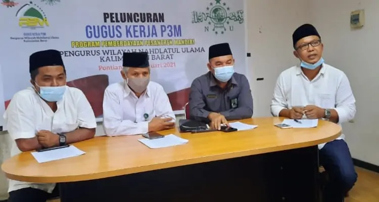 Hermawansyah (kiri) Ketua Gugus Kerja Program Pemberdayaan Pesantren Mandiri (P3M) saat launching di Aula PWNU Kalbar.