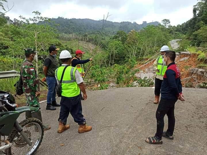 Kementrian PUPR dan Danramil 1202-09 Tinjau Jalan Ambruk di Siding